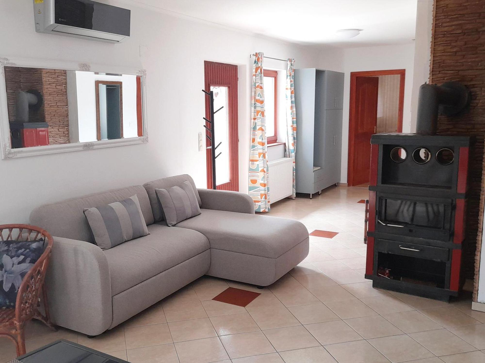 Napvirag Vendeghaz Villa เคสเท ภายนอก รูปภาพ